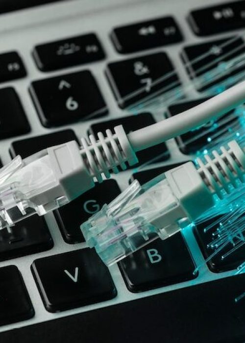 fibra-optica-azul-cables-ethernet-portatil_23-2148779309 fibra-optica-azul-cables-ethernet-portatil_23-2148779309