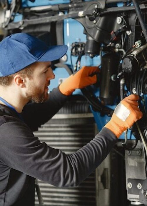 hombre-herramientas-camion-trabajador-uniforme-camion-defectuoso_1157-46516 hombre-herramientas-camion-trabajador-uniforme-camion-defectuoso_1157-46516