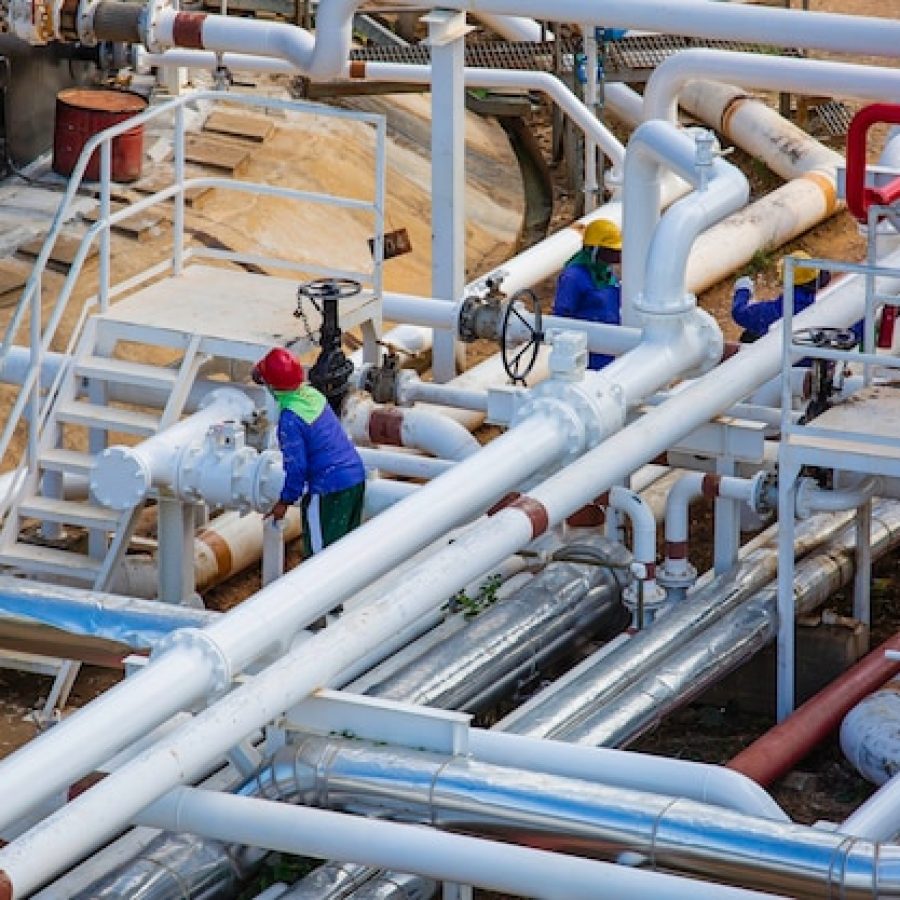 planta-procesamiento-petroleo-gas-valvulas-tuberia_478515-1291 planta-procesamiento-petroleo-gas-valvulas-tuberia_478515-1291